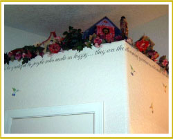 inspirational wall quote along wall top on garden themed bathroom 